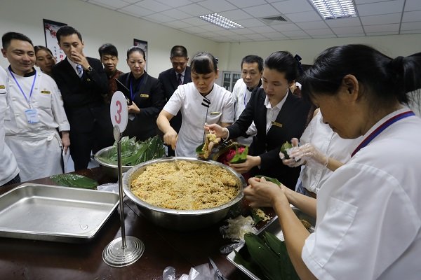 端午情粽葉香——曠遠(yuǎn)酒店舉辦包粽子比賽